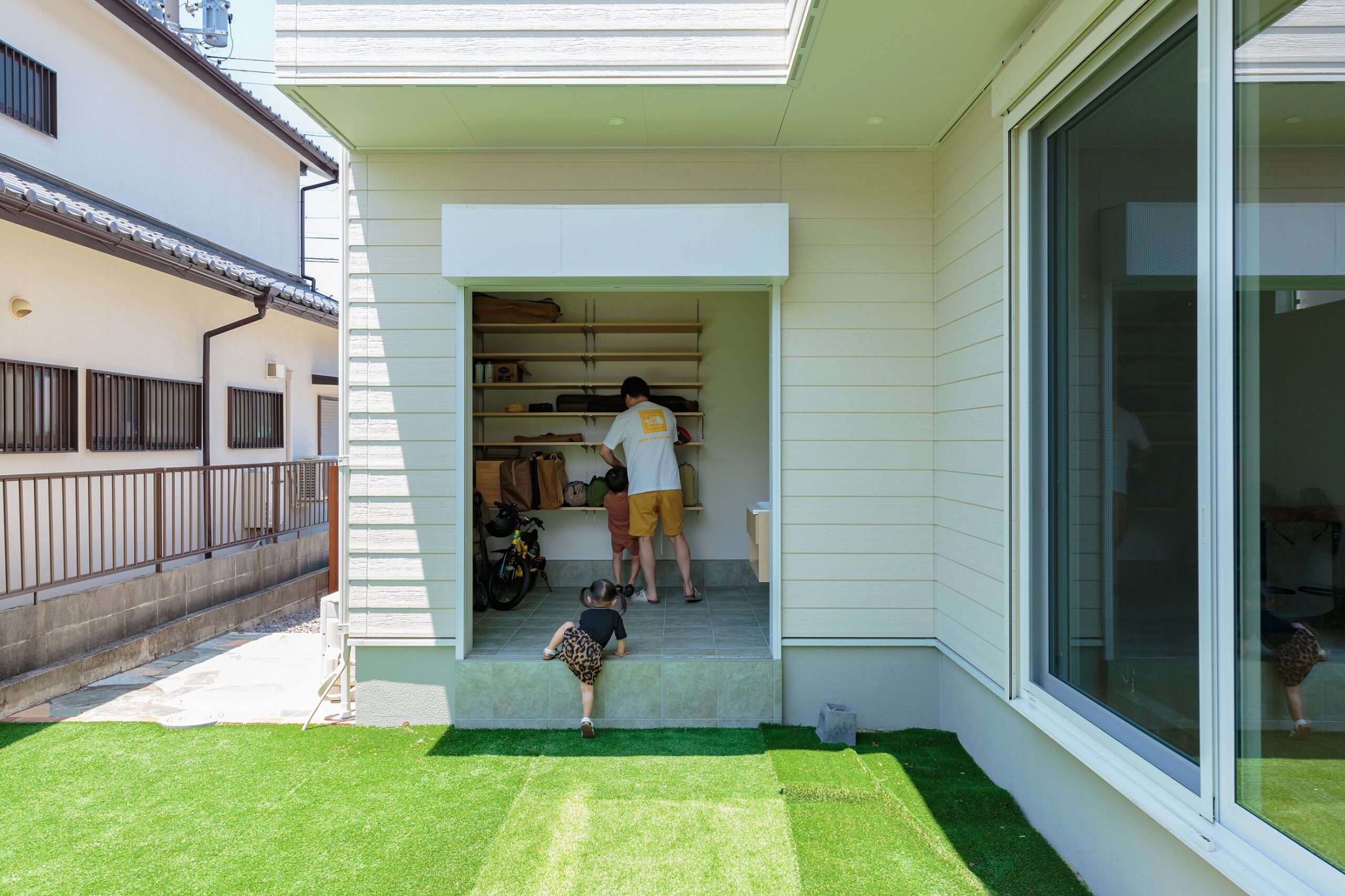 土間スペースと行き来ができる芝生の庭は、アウトドアが好きなS様のとっておきの遊び場。おうちキャンプ、BBQ、プール遊びとさまざまな使い方ができ、友人ファミリーを招いても十分な広さがあります。