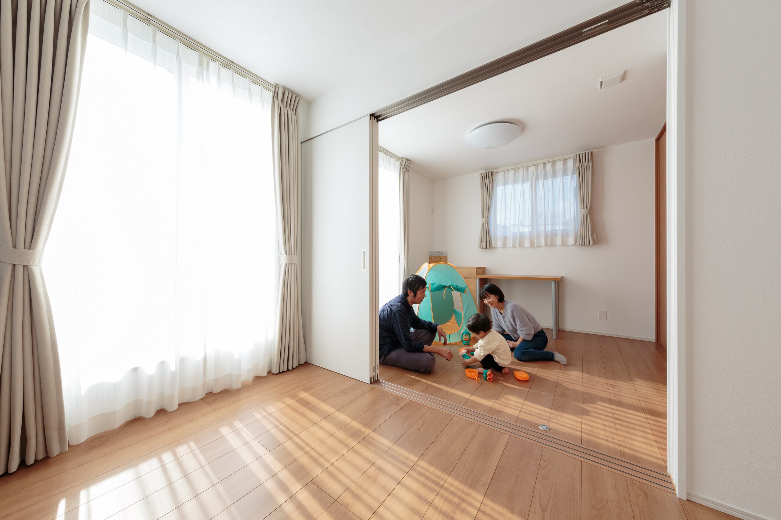 ワンルームを引き戸で仕切ることで、5.1畳＋4.6畳の二部屋に分けることができる子ども部屋。家族構成の変化に合わせてお部屋の使い方を柔軟に変えられて、ムダなスペースが生まれません。